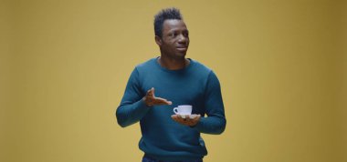 Adam kahveden şikayet ediyor.