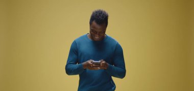 Başarıyı Kutlayan Genç Adam