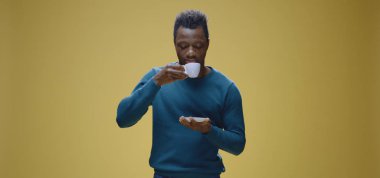 Adam kahveden şikayet ediyor.