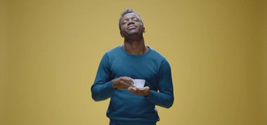 Adam kahveden şikayet ediyor.