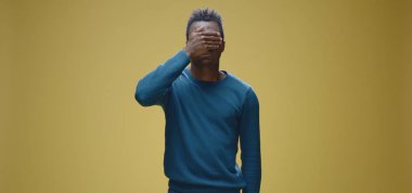 adam elleriyle gözlerini kapsayan