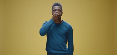 El ağzı kapsayan adam