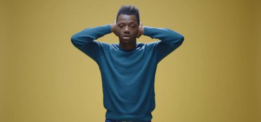 adam elleriyle kulaklarını kapsayan