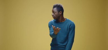 Genç adam kameraya şikayet ediyor.