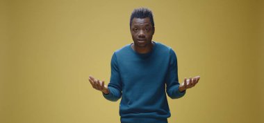 Genç adam kameraya şikayet ediyor.