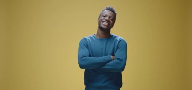 Ağzı bantlı bir adam kameraya bakıyor.