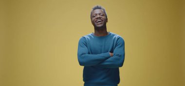 Ağzı bantlı bir adam kameraya bakıyor.