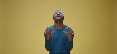 Genç adam kameraya ağlıyor.