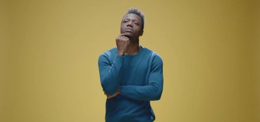 Düşünceli adam çeneye dokunuyor