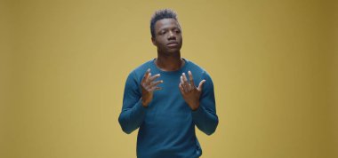 Düşünceli adam çeneye dokunuyor