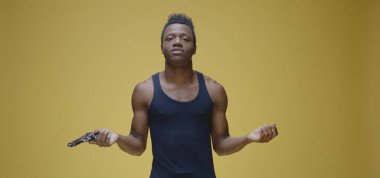 Genç adam kaslarını gösteriyor.