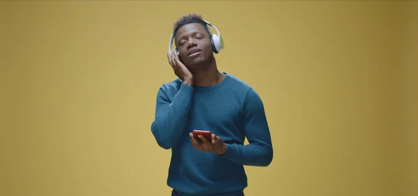 Joven disfrutando de la música — Foto de Stock