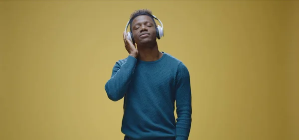 Young man enjoying music — Stock Photo, Image