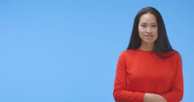 parmak ile işaret eden genç bir kadın