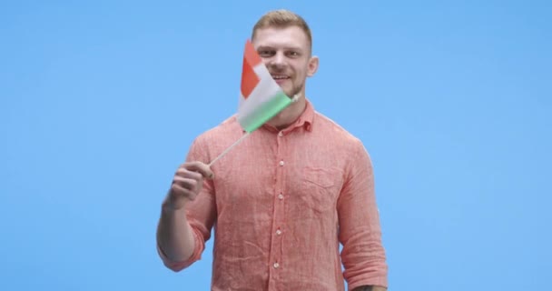 Jongeman zwaaiend met Italiaanse vlag — Stockvideo