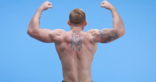 Buff homem flexionando seus braços — Vídeo de Stock