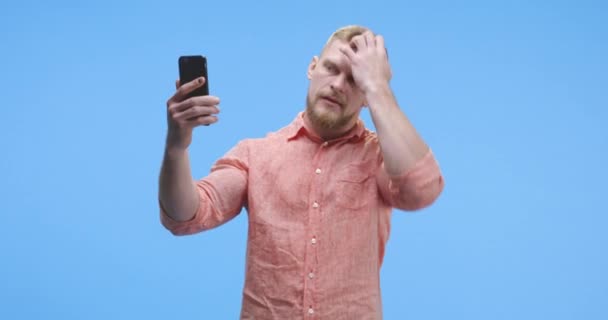 Genç adam bir selfie alarak — Stok video