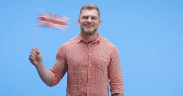 Junger Mann schwenkt Union Jack — Stockvideo