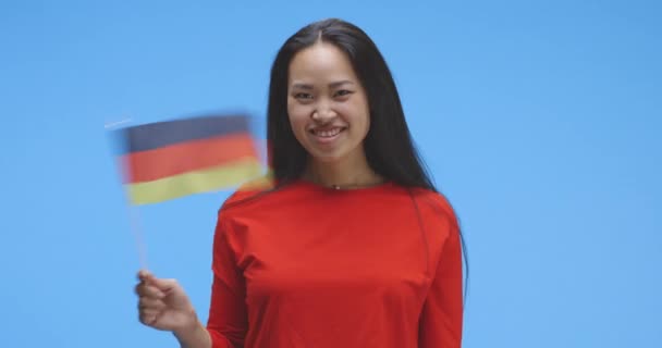 Alman bayrağıyla el sallayan genç bir kadın — Stok video