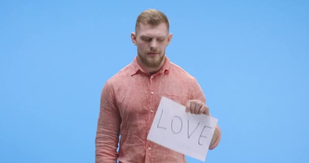 Hombre sosteniendo signo de amor — Vídeo de stock