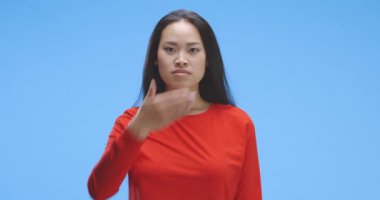 Genç bir kadın kendini susturuyor.