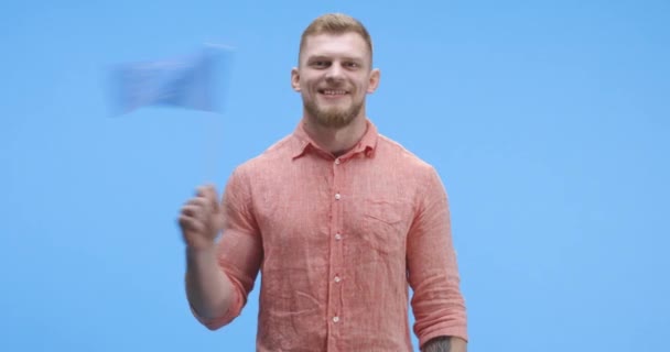 Молодой человек с европейским флагом — стоковое видео