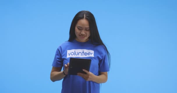 Female volunteer using tablet — 비디오