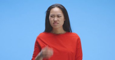 Kötü koku alan genç bir kadın.