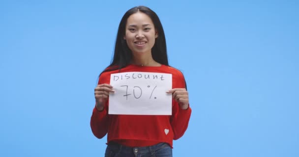 Молода жінка тримає знак знижки — стокове відео