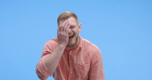 Giovane uomo allegramente ridendo — Video Stock