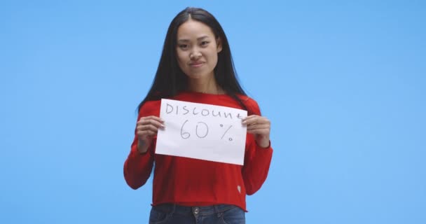 Young woman holding discount sign — 비디오