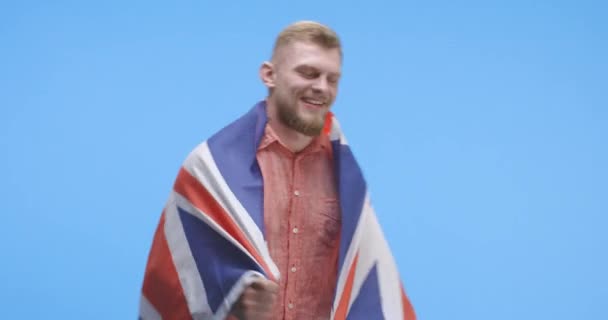 Fiatal férfi táncol és tartja Union Jack — Stock videók
