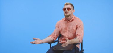 Genç yönetmen performansı eleştiriyor