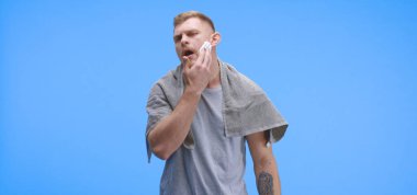 traş köpüğü uygulayarak adam