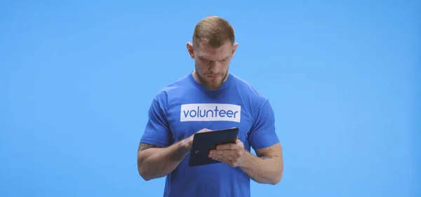 Männliche Freiwillige mit Tablette — Stockfoto