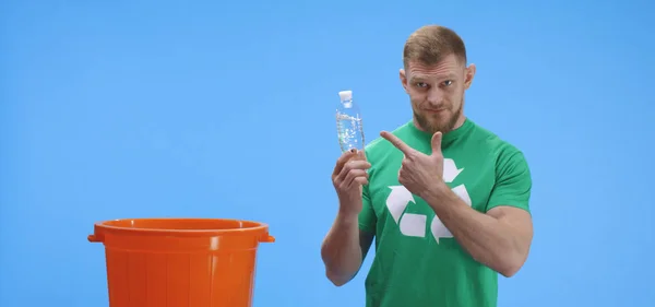 Eco-consciente homem colocando garrafa em balde — Fotografia de Stock