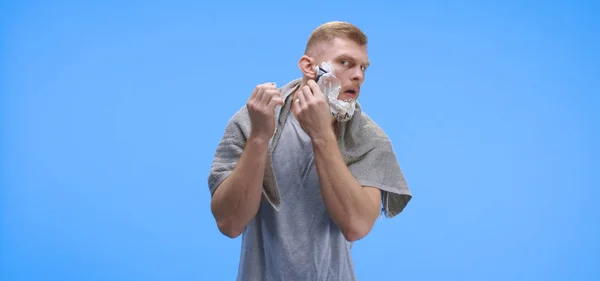 Homem aplicando espuma de barbear — Fotografia de Stock