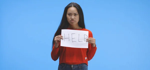 Jonge vrouw houdt hulp teken — Stockfoto