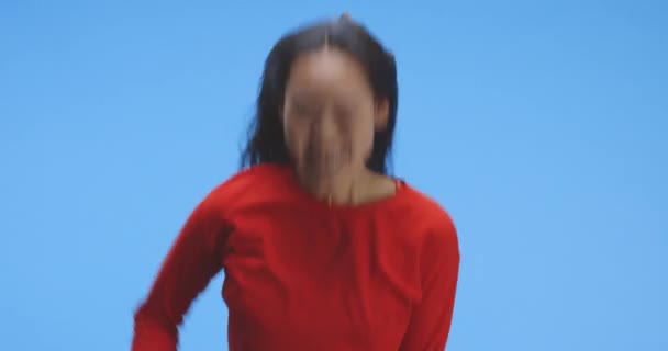 Ung kvinna skaka hår — Stockvideo
