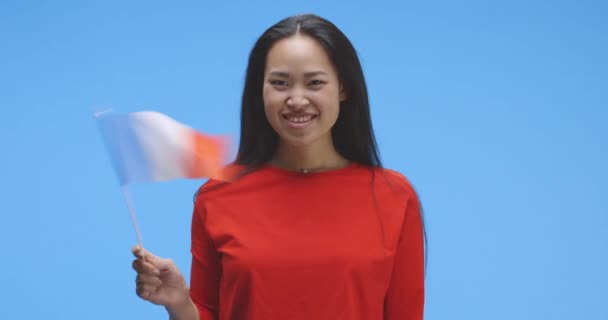 Fransız bayrağıyla el sallayan genç bir kadın — Stok video