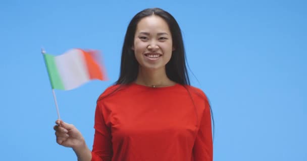 Mujer joven ondeando con bandera italiana — Vídeos de Stock