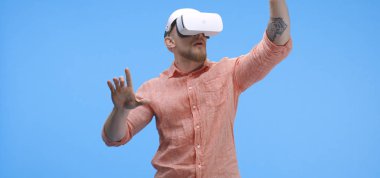 VR kulaklık kullanarak adam