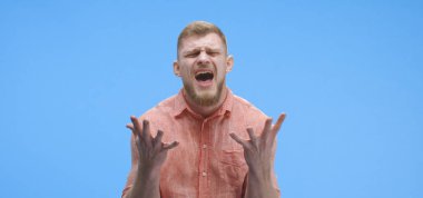 Genç adam hayal kırıklığına uğruyor.