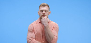 Genç adam düşünüyor.