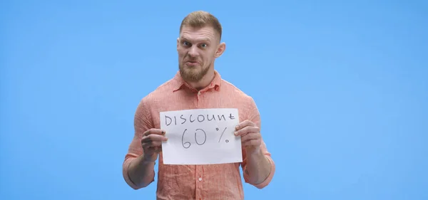 Joven sosteniendo signo de descuento — Foto de Stock