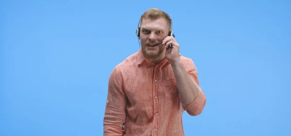 Hombre enojado teniendo una llamada telefónica — Foto de Stock