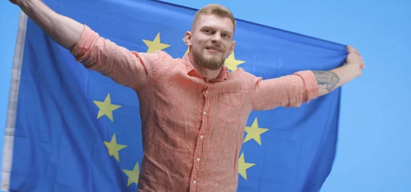 Joven bailando y sosteniendo bandera de la UE — Foto de Stock