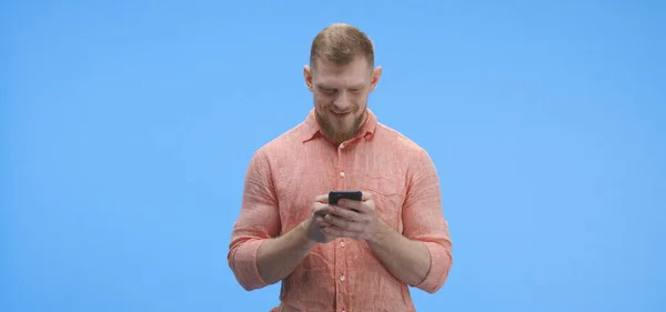 Hombre joven charlando en el teléfono inteligente —  Fotos de Stock