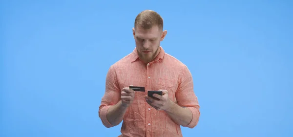 Hombre joven charlando en el teléfono inteligente — Foto de Stock