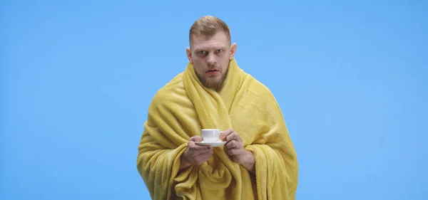 Malade jeune homme buvant du thé — Photo